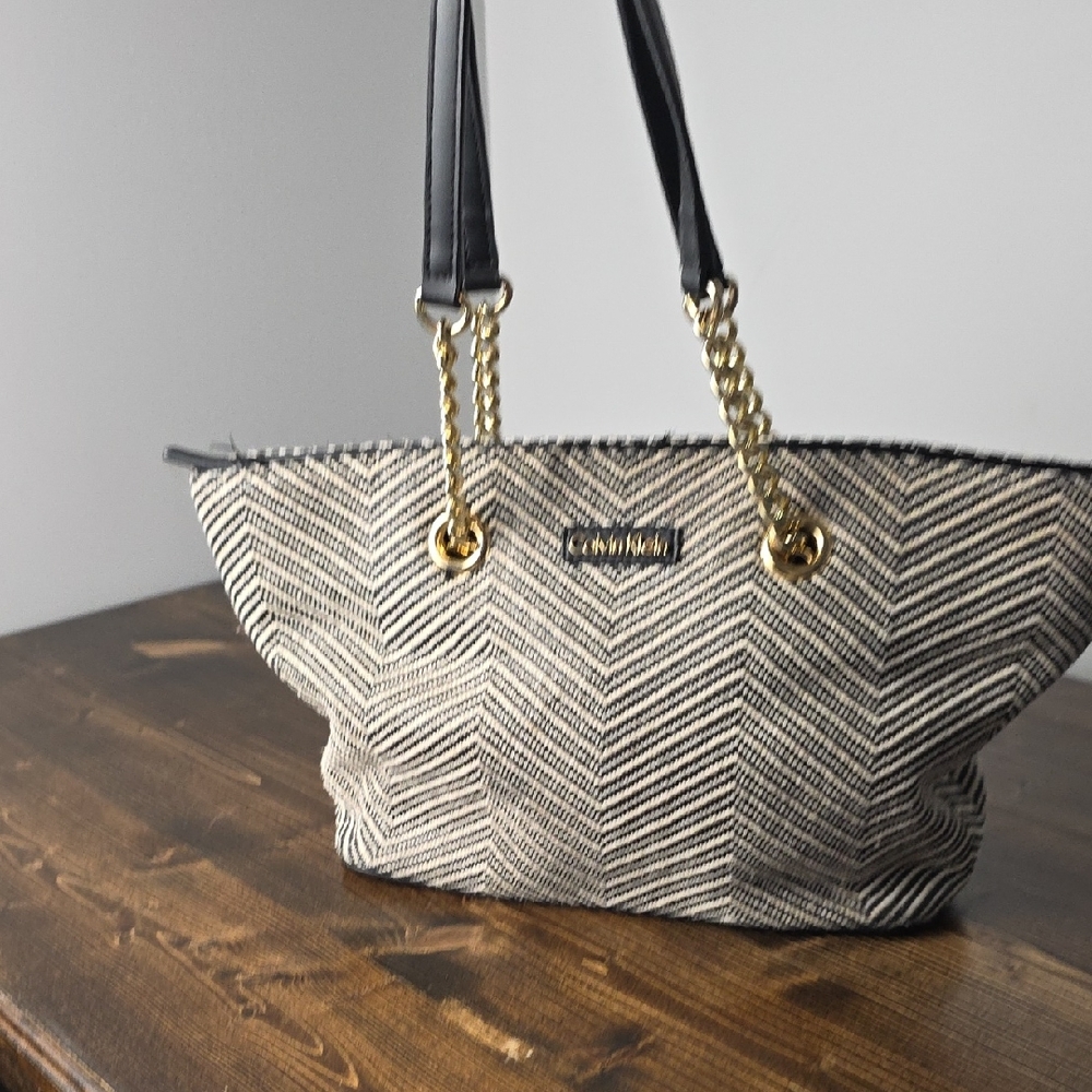 Calvin Klein Black‎ and White Chevron Rurse Hand Bag